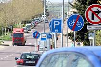 Ve Znojmě v ulici 28. října je větší počet dopravních značek těsně za sebou. Vede tam cyklostezka, a proto se v ulici nachází často značky Začátek stezky pro cyklisty a Konec stezky pro cyklisty. Podle odborníků řidič větší počet značek nevnímá.