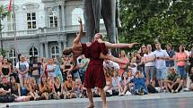 Tanečníci Národního divadla Brno představili baletní choreografii přímo v centru města. Vystoupili jako součást festivalu Uprostřed.