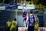 Brněnští basketbalisté (v tmavém) zatím v nové sezoně válí a atakují čelo tabulky.