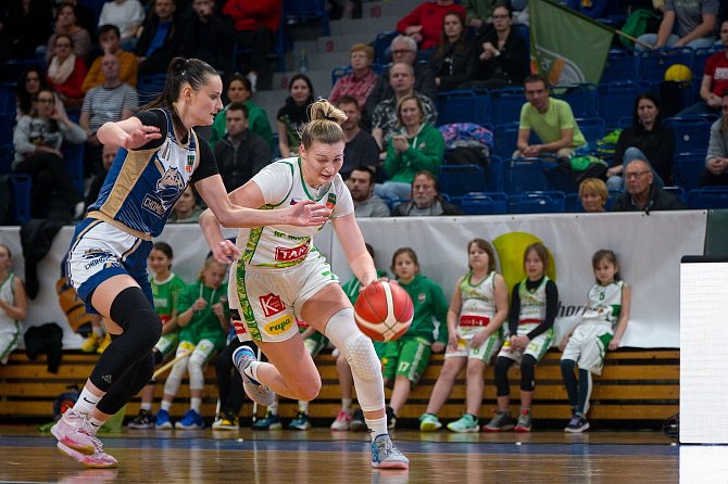 Basketbalistky KP TANY Brno (v bílozelených dresech) si ve třetím čtvrtfinále poradily s Chomutovem.