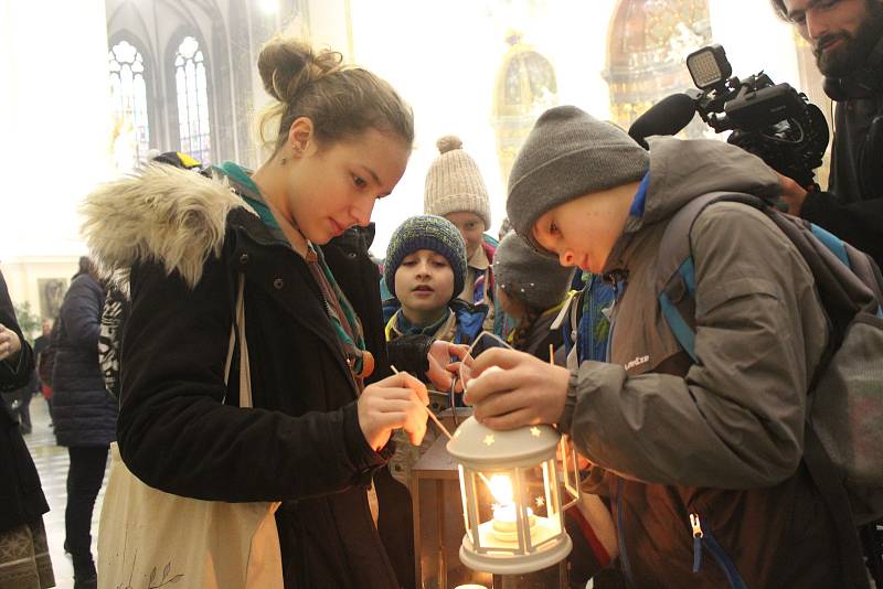 Skauti předali v neděli v katedrále svatého Petra a Pavla na Petrově v Brně betlémské světlo pomocnému biskupovi Pavlu Konzbulovi. Po mši si pak Brňané odnášeli světlo v lampičkách domů.