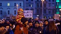 Tisíce lidí protestovaly na náměstí Svobody v Brně proti Zdeňkovi Ondráčkovi, přezdívanému mlátička.