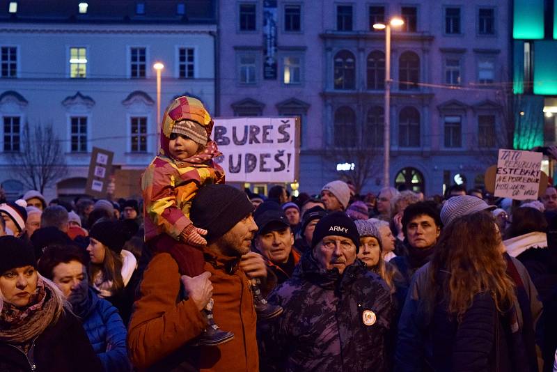 Tisíce lidí protestovaly na náměstí Svobody v Brně proti Zdeňkovi Ondráčkovi, přezdívanému mlátička.