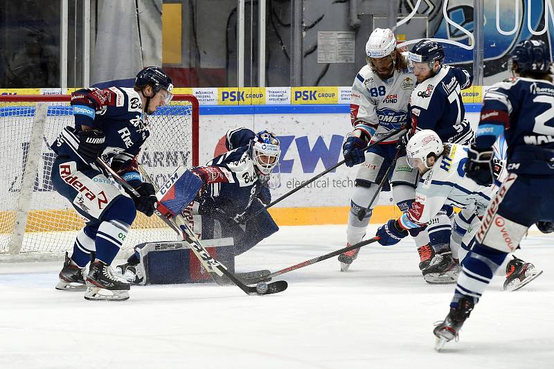 Domácí HC Kometa Brno (Peter Mueller) v bílém proti HC Vítkovice Ridera (Miroslav Svoboda)