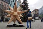 Dřevěná vánoční hvězda na brněnském náměstí Svobody.