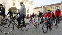 Téměř pět stovek mužů, žen a dětí v pátek vyrazilo z Moravského náměstí na první letošní cyklojízdu.