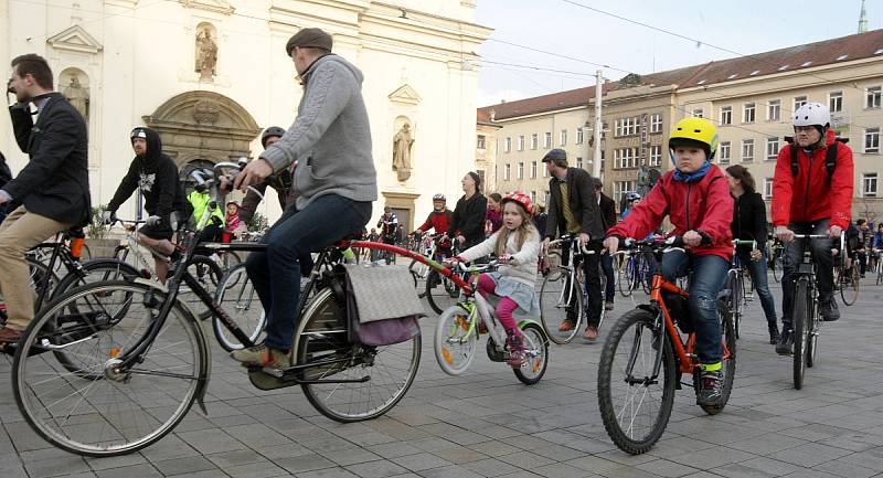 Téměř pět stovek mužů, žen a dětí v pátek vyrazilo z Moravského náměstí na první letošní cyklojízdu.