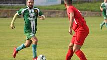 Fotbalisté Bohunice (červené dresy) obdrželi v sedmém kole krajského přeboru s Rousínovem čtyři branky, tentokrát udrželi nulu.