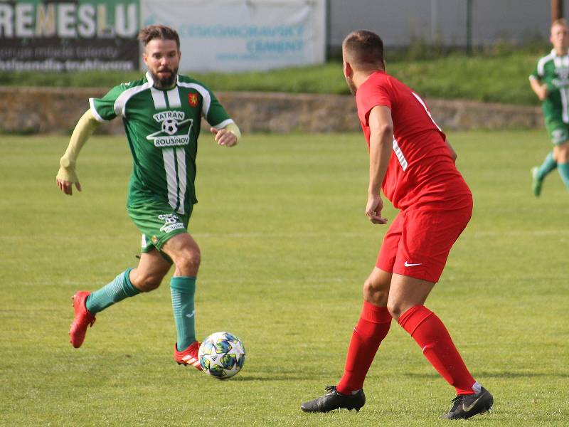 Fotbalisté Bohunice (červené dresy) obdrželi v sedmém kole krajského přeboru s Rousínovem čtyři branky, tentokrát udrželi nulu.