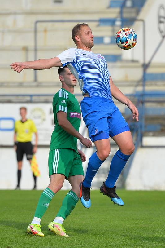 Fotbalisté Rousínova (na snímku v zelených dresech) vyhráli finále krajského poháru proti Kuřimi na penalty. Duel se hrál v Drnovicích.