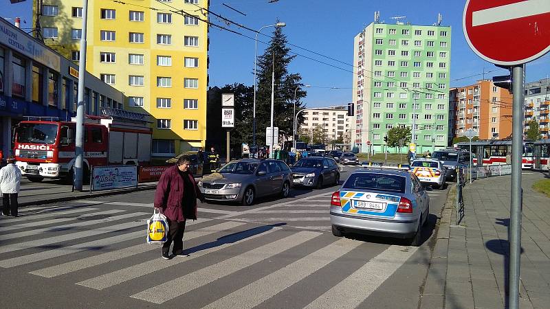 Nehoda na Mendlově náměstí v Brně. Po srážce s autem tam vykolejila tramvaj.