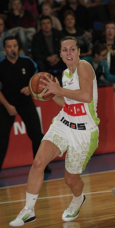 Basketbalistky IMOS Brno zvítězily ve třetím kole Evropské ligy ve skupině A nad Wislou Krakov po prodloužení 77:74.