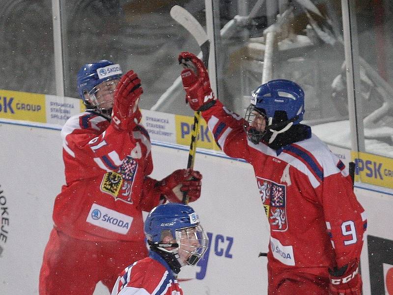 V mobilní aréně pod otevřeným nebem za Lužánkami se v úterý odehrál duel mezi moravským (v červeném) výběrem do šestnácti let a stejně starými hokejisty z Čech. 