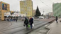 Od začátku prosince došlo ke změně některých zastávek na Mendlově náměstí, další přibydou v neděli. Do některých linek ale cestující stále nastoupí z provizorních nástupišť.