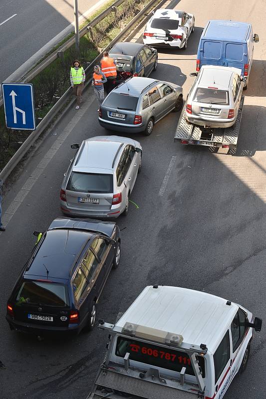  Hromadná dopravní nehoda sedmi aut zdržela v sobotu řidiče projíždějící brněnskou Porgesovou ulicí. Ačkoli byl úsek u benzínové pumpy ve směru do Králova Pole průjezdný jedním pruhem, v místě se tvořily kolony.