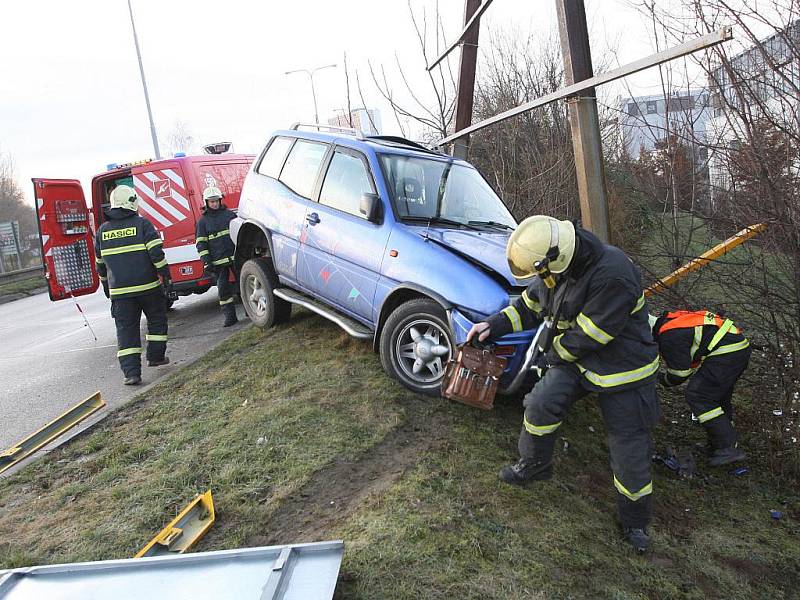 Nehoda osobního auta v Hradecké ulici v Brně.