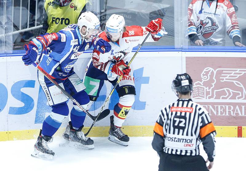 Hokejové utkání Tipsport extraligy v ledním hokeji mezi HC Dynamo Pardubice (v bíločerveném) a HC Kometa Brno (v modrém) v pardudubické enterie areně.