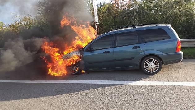 Auto skončilo u Podolí v plamenech. Řidič stačil vystoupit.