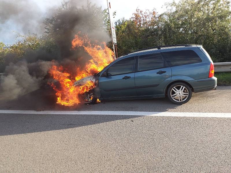 Auto skončilo u Podolí v plamenech. Řidič stačil vystoupit.