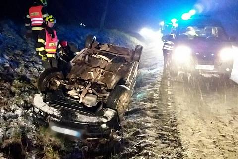K havárii osobního auta vyjížděli také hasiči na Znojemsku.