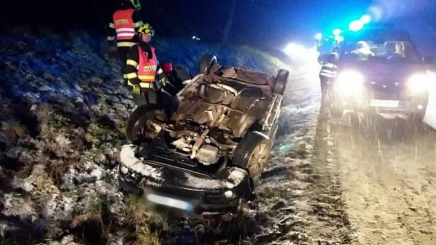 K havárii osobního auta vyjížděli také hasiči na Znojemsku.
