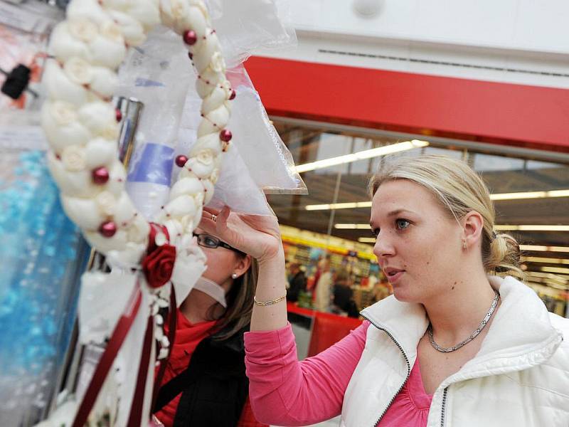 Především spousta bílých šatů a zlatých prstenů byla k vidění o víkendu na svatebním veletrhu v modřickém nákupním centru Olympia.