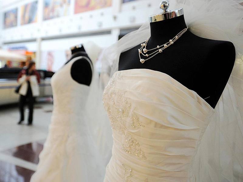 Především spousta bílých šatů a zlatých prstenů byla k vidění o víkendu na svatebním veletrhu v modřickém nákupním centru Olympia.