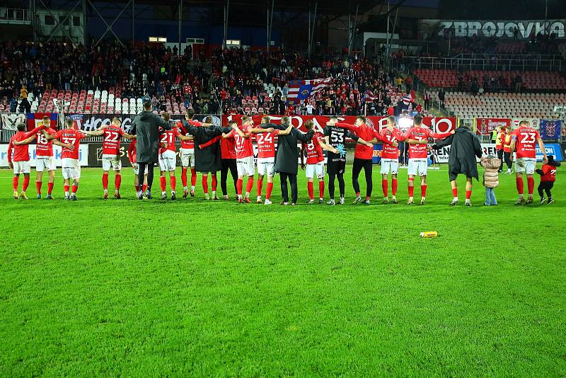 Brněnští fotbalisté (v červeném) na domácím trávníku zdolali Liberec 3:0.