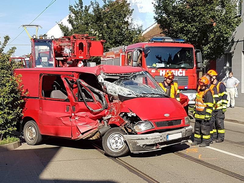 Nehoda tramvaje s dodávkou v Táborské ulici.