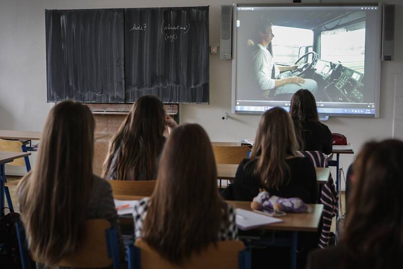 Kurz autoškoly v deváté třídě základní školy v brněnské Mutěnické ulici.