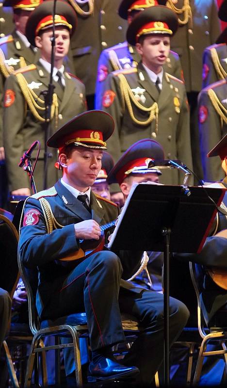 Nadšený potlesk tisíců lidí si v sobotu odpoledne vysloužil legendární mužský pěvecký sbor Alexandrovci. Opět i po dvou letech dokázali vyprodat brněnskou DRFG arénu.