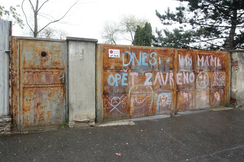 Téměř půl století ho využívali vojáci. Nyní zarůstá rozsáhlý vojenský areál v Lerchově ulici v Brně plevelem a budovy se pomalu rozpadají. O jeho obnovu dlouhodobě usilují místní občanská sdružení a iniciativy. Poslední měsíce ale dovnitř nesmí.