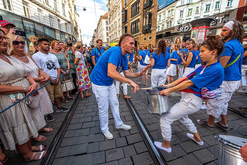 Rytmy Brasil Festu roztančily o uplynulém víkendu ulice Brna. Na řadu přišly i koncerty a další doprovodný program. Autorem fotografií je Michal Růžička.