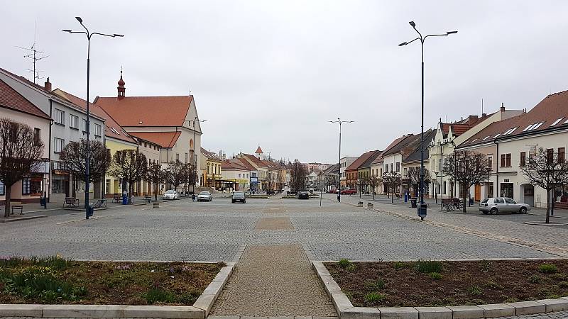 Kyjov 21.3.2020 - srovnání místa před a po zákazu pohybu bez zakrytých úst a nosu - Kyjov