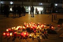 Na brněnském náměstí Svobody lidé pokládají svíčky k Morovému sloupu, kde vzniklo pietní místo pro podporu Ukrajiny.