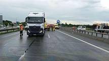 Nehoda tří kamionů zablokovala v pondělí před jedenáctou dopoledne dálnici D2. Došlo k ní na 2,5 kilometru ve směru na Brno. Při střetu v katastru Modřic na Brněnsku se zranili dva lidé.
