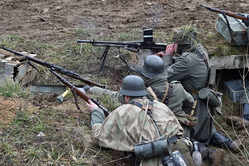 Ukázka zimní bitvy z druhé světové války v Army Parku v Ořechově na Brněnsku.