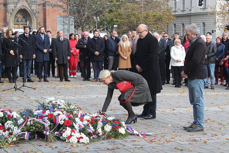 Položením věnců k soše prezidenta Masaryka si lidé v Brně připomněli vznik Československa.