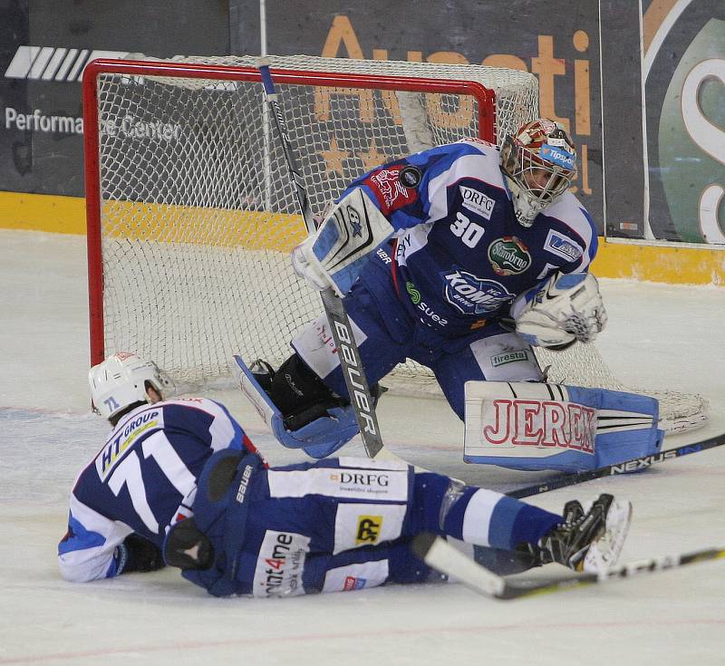 Hokejisté brněnské Komety v 47. extraligovém kole doma přetlačili Pardubice 2:1. Na snímku Langhamer a Malec.