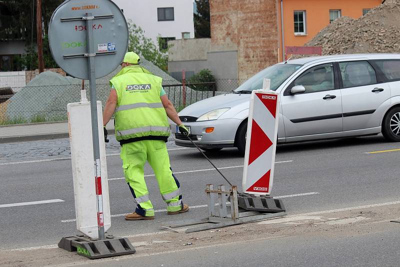 Do dvou pruhů v každém směru vrátili silničáři dopravu u Tomkova náměstí v Brně. Směrem do Husovického tunelu jezdí auta přes mostní provizorium.