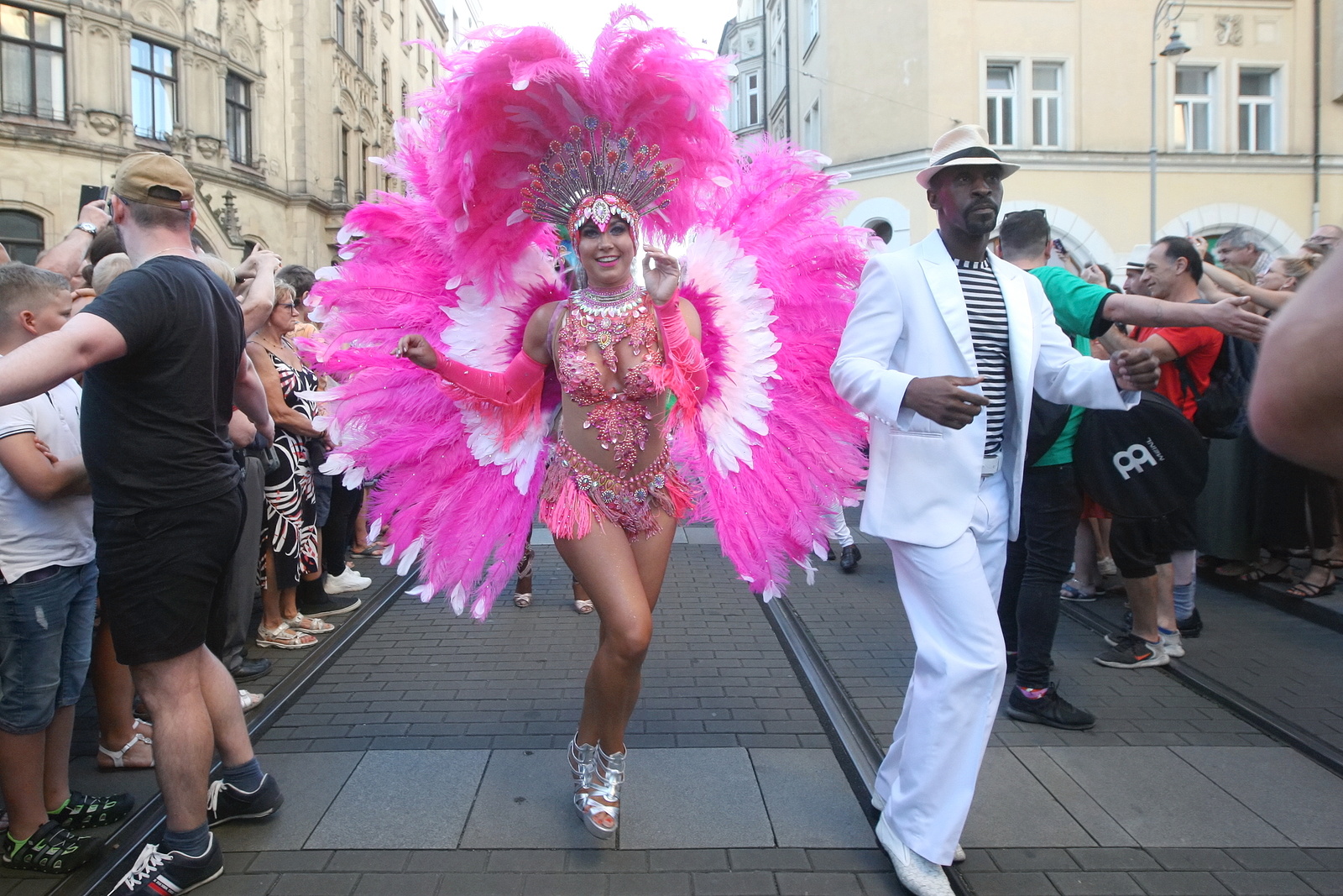 Tanec, bubny, kostýmy: Brazílie zavítala do Brna. Festival začal karnevalem  - Brněnský deník