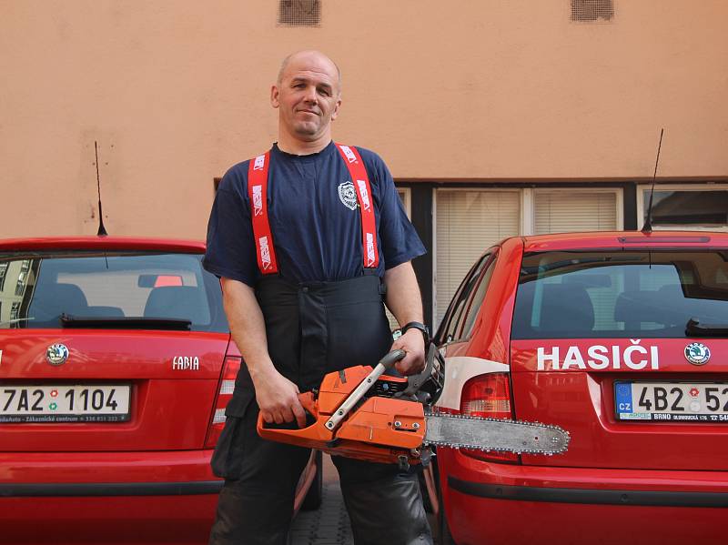 Hasič David Štoudek, který pomáhal při několika významných akcích: vyprošťování chlapců zpod budovy, utonulý ve Vranově, téměř utonulý na Hádech.