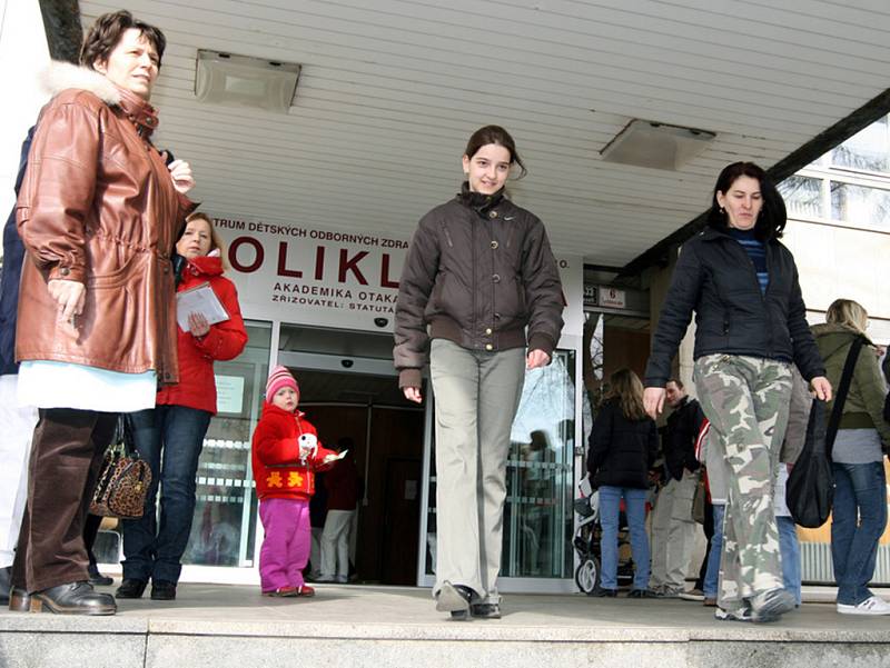 Lidé jsou evakuování z budovy polikliniky.