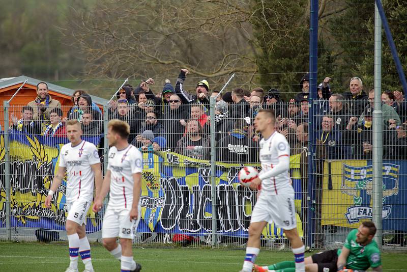 Líšeňští fotbalisté (v bílém) remizovali na domácím hřišti s Opavou 1:1.