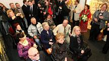 Pietní vzpomínka na holocaust v pondělí naplnila sál Muzea romské kultury v Brně. 