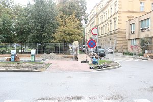 Brněnský deník | Rozkopaná ulice Gorkého v Brně, kde cedule upozorňovaly na blokové  čištění | fotogalerie