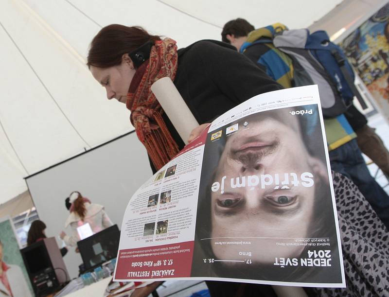 Na náměstí Svobody se v úterý odpoledne tyčilo cirkusové šapitó. Do brněnského centra totiž zavítal Kiosek lidských práv, filmový cirkus proti rasismu a nesnášenlivosti.