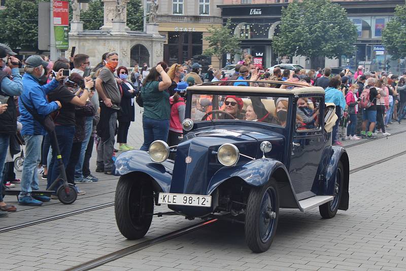 Kolona šestadvaceti historických vozů z brněnského technického muzea dvě hodiny kroužila v sobotu odpoledne centrem města při akci nazvané Muzeum v pohybu.