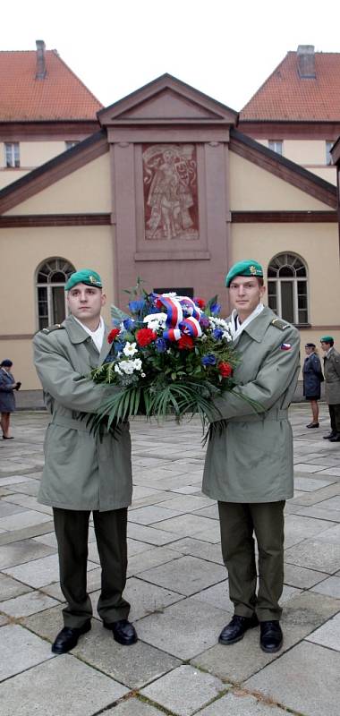 Položením květin před památník u brněnských Kounicových kolejí si připomněli pamětníci a studenti Univerzity obrany uzavření českých vysokých škol a začátek nacistické perzekuce v roce 1939. 