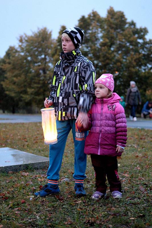 Alegorické postavy na chůdách, pyroefekty, akrobati a příběh o triumfu Zimy nad Létem. Několik stovek lidí se ve středu večer zapojilo do netradičního lampionového průvodu v brněnských Kohoutovicích.